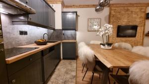 Zdjęcie z galerii obiektu Arc 1950, Appartement standing dans résidence 5 étoiles, skis aux pieds,- 4-6 pers, Piscine extérieure & Spa w mieście Arc 1950