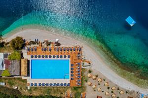 カシュにあるDoria Hotel Yacht Club Kaşのビーチ上のリゾートの空中ビュー