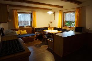 una sala de estar con un sofá y una mesa en Apart Martha, en Zellberg