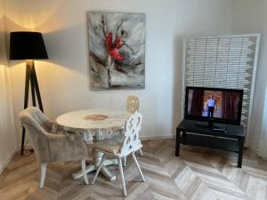 TV a/nebo společenská místnost v ubytování SUZANNE STRASBOURG