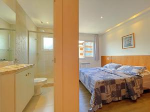 1 dormitorio con 1 cama y baño en No coração de Gramado, a 350m da Rua coberta!, en Gramado