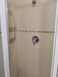 een badkamer met een douche en een toilet bij Yc l Estudio av Balboa - GB701A in Panama-Stad