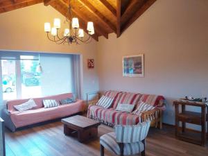 sala de estar con sofá y mesa en Casa ideal para descansar a 20 min de Bariloche en Dina Huapi