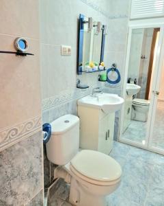 Ett badrum på Apartamento Candari Playa en Cadiz