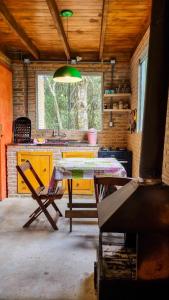 坎巴拉的住宿－Cabana na Floresta Rincão do Fortaleza，一个带桌子和水槽的厨房