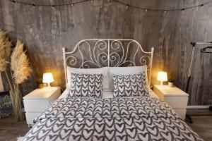 Ein Bett oder Betten in einem Zimmer der Unterkunft Apartment Viksa with Jacuzzi