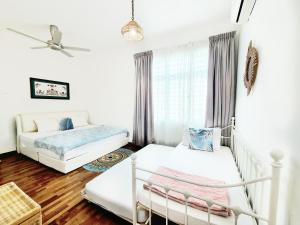 uma sala de estar com duas camas e uma janela em Ocean 25 Shamrock Beach Big Group 6 Bedroom 5 Bathroom with Pool em Tanjung Bungah