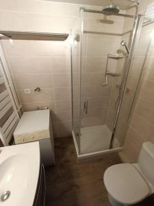W łazience znajduje się prysznic, toaleta i umywalka. w obiekcie STUDIO 2 PERS PLEIN CENTRE VAL CLARET w mieście Tignes