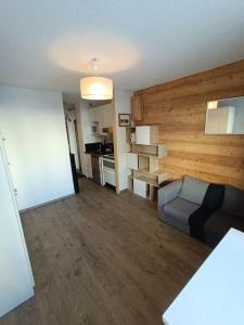 salon z kanapą i kuchnią w obiekcie STUDIO 2 PERS PLEIN CENTRE VAL CLARET w mieście Tignes