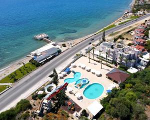 - une vue aérienne sur une plage et une route dans l'établissement Exotic Hotel & SPA, à Boghaz