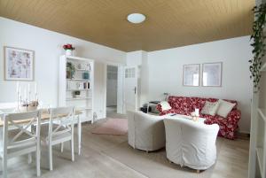 ein Wohnzimmer mit einem Sofa und einem Tisch in der Unterkunft Haus Donnerberg Rehefeld in Kurort Altenberg