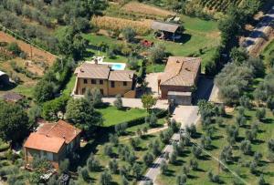 an aerial view of a house with a yard at Casa Galina in Ciggiano