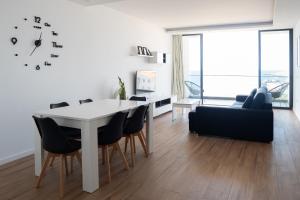 プライアにある3 bdr aprt, best seaview, rooftop pool - LCGRのリビングルーム(テーブル、椅子、時計付)