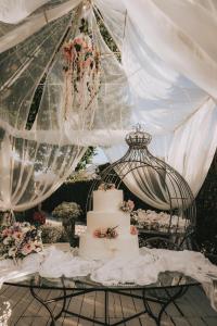 - un gâteau de mariage sur une table sous une tente dans l'établissement PALAZZO PALITTI, à Poggio