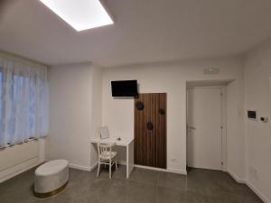 a room with a table and a desk with a laptop at B & B Dal Barone in Sulmona
