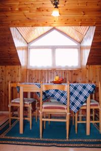 mesa y sillas en una habitación con ventana en Diana Guesthouse, en Korçë