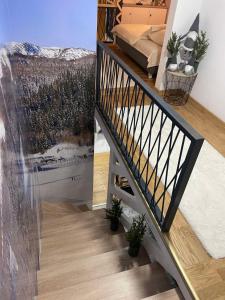 別拉什尼察的住宿－White Mountain Bjelašnica，楼梯,房子里,有客厅