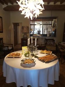 A restaurant or other place to eat at Agriturismo Corte Matiola