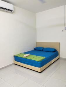 a bed in a room with a blue mattress at Mahzan Homestay in Jitra