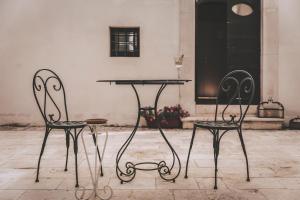 2 chaises et une table dans une pièce dans l'établissement PALAZZO PALITTI, à Poggio