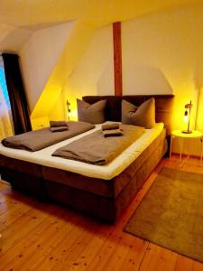 een slaapkamer met een groot bed in een kamer bij Zum Jakobi 6 in Goslar