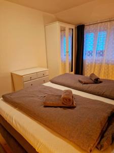 een slaapkamer met 2 bedden en handdoeken bij Zum Jakobi 6 in Goslar