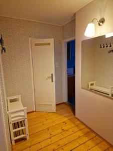 een kamer met een witte deur en een houten vloer bij Zum Jakobi 6 in Goslar