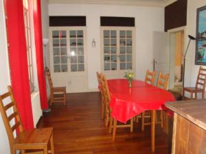 una sala da pranzo con tavolo e sedie rossi di chateau du ponthereau a Massay