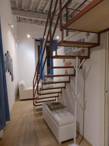 eine Wendeltreppe in einem Wohnzimmer mit einem Sofa in der Unterkunft La casa di Ginger in Savona