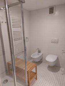 ein Bad mit einer Dusche, einem WC und einem Waschbecken in der Unterkunft La casa di Ginger in Savona