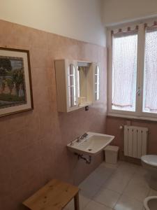 ein Bad mit einem Waschbecken und einem WC in der Unterkunft Appartamento Quadrilocale in Albenga