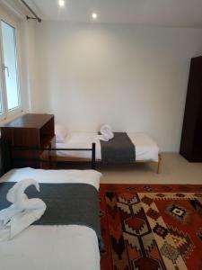 プシェジミエロボにあるWilla u MARIANEのベッド2台とドレッサーが備わる客室です。