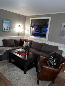 een woonkamer met een bank en een salontafel bij Hyggelig leilighet i sentrum in Hemsedal