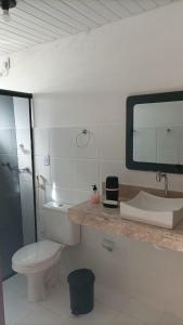 bagno con servizi igienici, lavandino e specchio di Sítio São Gerardo - Aconchegante casa no campo. a Guaramiranga