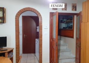 uma entrada para um quarto com uma escada e uma porta em Il Rifugio di Bacco e Venere em Pietrapertosa