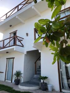 a white house with stairs and plants at Vila Kitemania in Prea