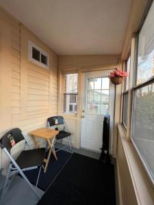 une petite chambre avec des chaises, une table et une porte dans l'établissement Private Room/Min. from Downtown 2, à Hartford