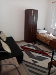1 dormitorio con 1 cama, 1 silla y 1 alfombra en Willa u MARIANE en Przeźmierowo