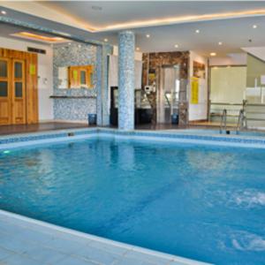納季蘭的住宿－The District Hotel Najran，大楼里的一个大型蓝色游泳池