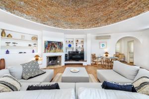 Χώρος καθιστικού στο Villa Dome by OCvillas