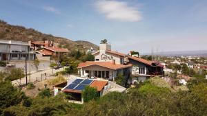 维拉卡洛斯帕兹Casa Alta Hotel Boutique & Spa - Solo Adultos的屋顶装有太阳能电池板的房子