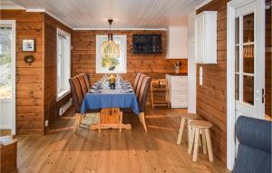 comedor con mesa azul y sillas en Lovely Home In Tinn Austbygd With Kitchen, en Luråsgrendi