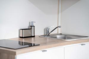 un comptoir de cuisine avec un évier et un comptoir dans l'établissement Dante 138 Class rooms & apartments, à Bari 66 autres photos