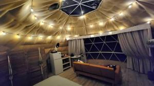 sala de estar con sofá y techo con luces. en Sage Desert Dreams, en Las Vegas