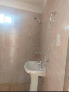 a bathroom with a sink and a shower at Departamento Triangulo in Santa María