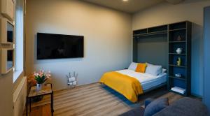 um quarto com uma cama e uma televisão de ecrã plano em Center Apartments - Esja em Reykjavík