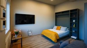 - une chambre avec un lit et une télévision à écran plat dans l'établissement Center Apartments - Esja, à Reykjavik