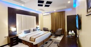 Habitación de hotel con cama grande y TV en Address Sharurah Hotel, en Sharurah