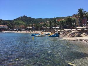 a group of people on boats in the water at a beach at Pieds dans l’eau à Collioure in Collioure