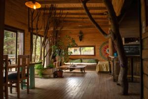 a living room with a couch and a table in a cabin at Casa Atipika in Curanipe